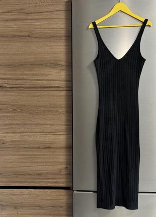 Чорна сукня zara міді облячаюча в рубчик
