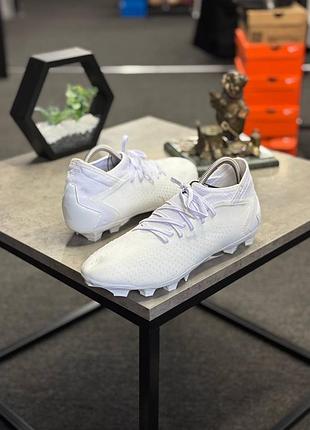 Футбольні бутси adidas predator accuracy.3, представлені у повністю білому кольорі.