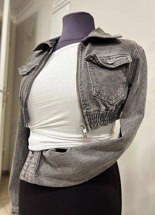 Джинс куртка prettylittlething