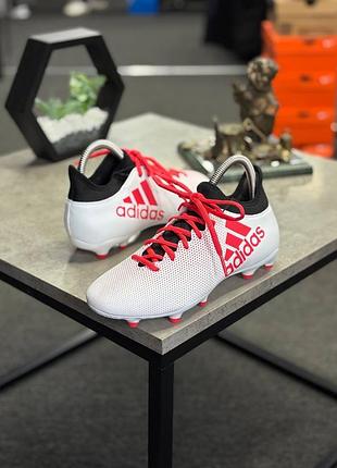 Футбольні бутси adidas x 17.3 fg білого кольору з червоними акцентами.