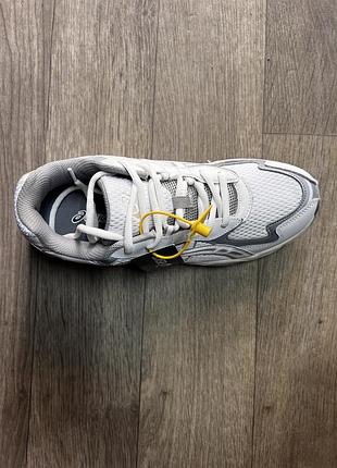 Білі кросівки asics 4