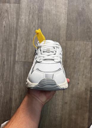 Білі кросівки asics 6
