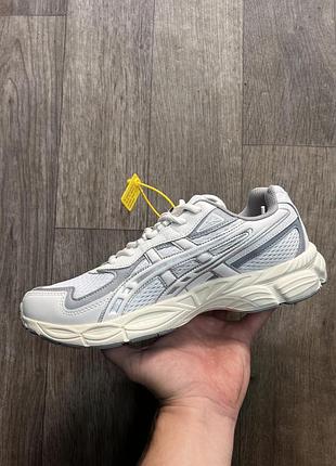 Білі кросівки asics 2
