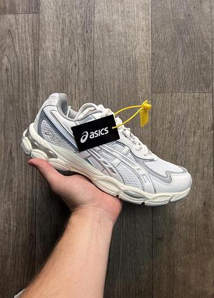 Білі кросівки asics