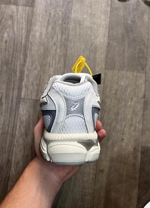 Білі кросівки asics 3