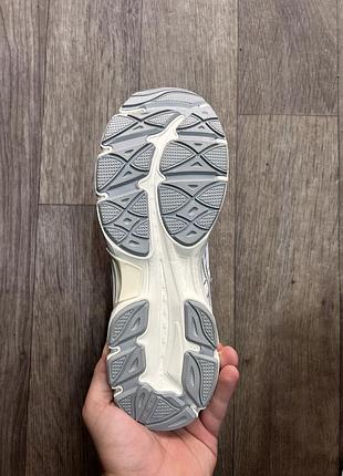 Білі кросівки asics 5