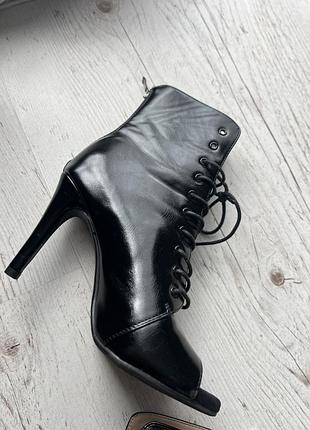 Лаковане взуття для heels