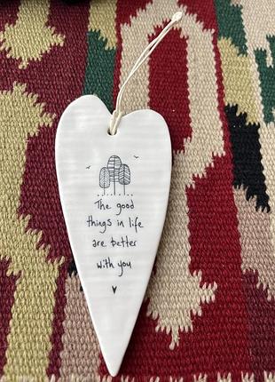 Порцелянова підвіска-серце від бренду east of india має напис "the good things in life are better with you".