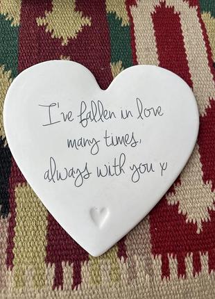 Порцелянова підставка у формі серця прикрашена романтичним написом "i've fallen in love many times, always with you x".