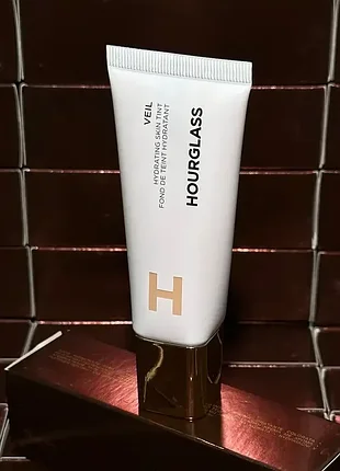Зволожуючий тональний крем veil hydrating skin tint hourglass 35ml. номер: 05,07