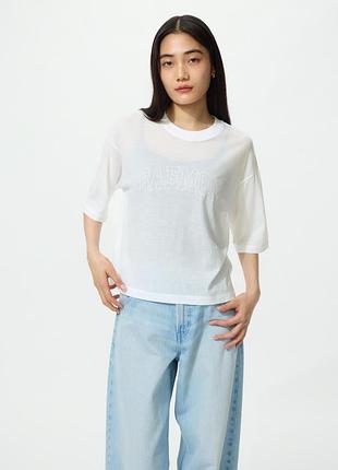 Коротка легка футболка uniqlo з принтом