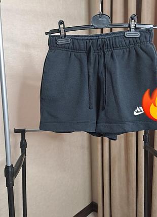 Шорти від nike. xs. тканина трьохнитка.