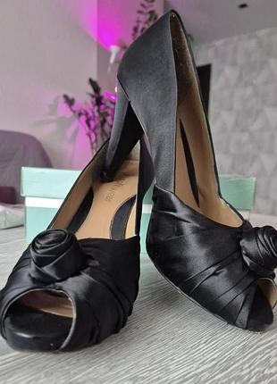 Атласу жіночі туфлі clarks