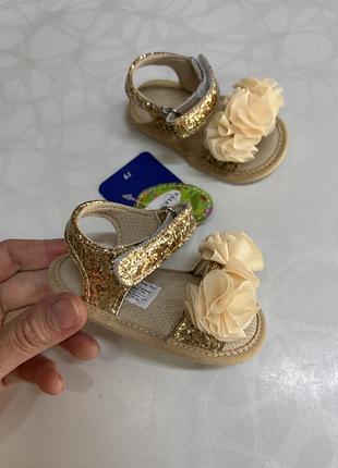 Босоніжки для манюнь
