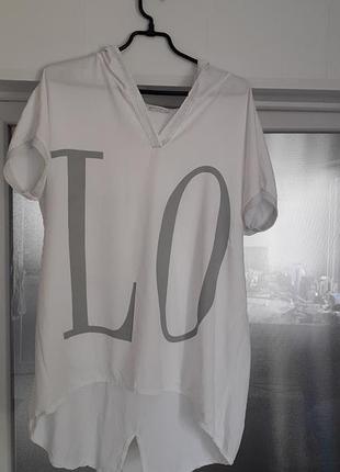 Italia 
l / xl
молодіжна біла подовжена футболка з капішоном , мне асиметричний крій, довга ззаду
100% віскоза

дуже хороший стан без слідів носіння