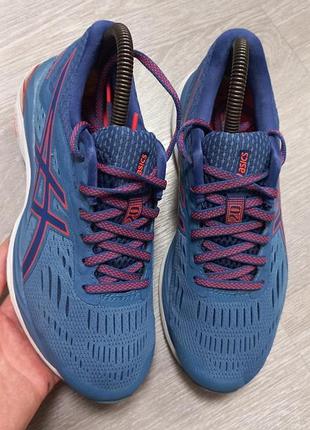 Жіночі кросівки asics