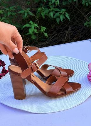 Коричневі босоніжки the shoes 39р