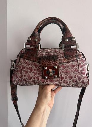 Сумка guess в стиле y2k- винтажная,женская, с фирменным монограммным принтом и кожаными вставками