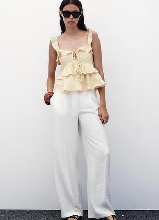 Светло-желтый топ zara из смеси льна многоярусные воланы и застежку на завязках спереди.