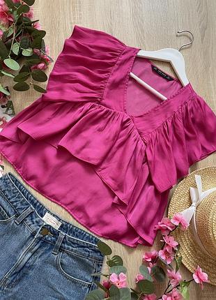 Яскрава рожева блузка вільна вкорочена від zara з воланами з рюшами кольору фуксія