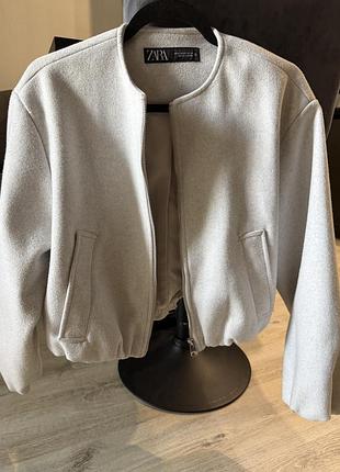 Вкррочений бомбер zara