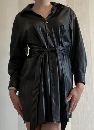 Сукня-сорочка zara з екошкіри чорного кольору з поясом