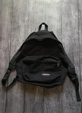 Рюкзак eastpak  чорного кольору