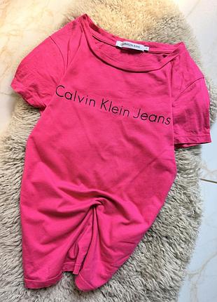 Яскраво-рожева футболка calvin klein jeans має класичний круглий виріз і фірмовий логотип на грудях