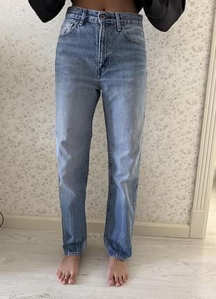 Продаю класні оригінальні джинси levi's у чудовому світло-блакитному кольорі з ефектом легкого виварювання. класика, яка ніколи не