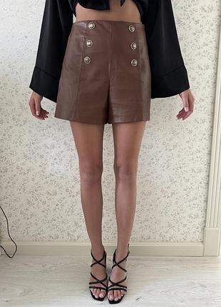Стильні шкіряні шорти zara з високою посадкою та акцентними ґудзиками
