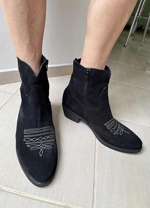 Продам замшеві черевики bata