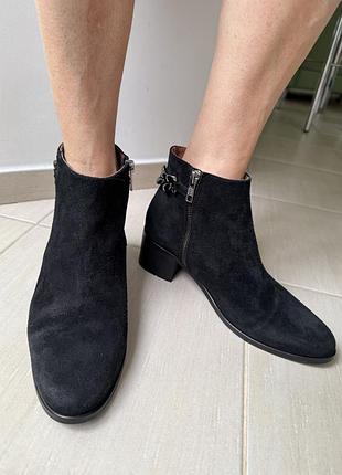 Продам замшеві черевики bianco