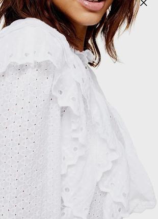 Рідкісна відзначена в topshop на asos біла блузка з високим коротником, воланами, вишивкою, англійською виготовкою