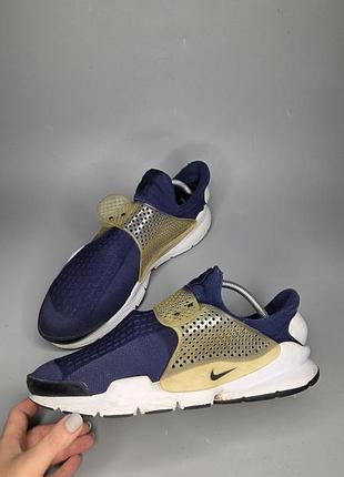 Кросівки nike sock dart midnight navy з характерним напівпрозорим ремінцем на середній частині стопи