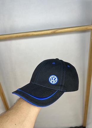 Бейсболка з синім логотипом volkswagen