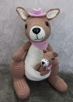 Вязаная игрушка кенгуру