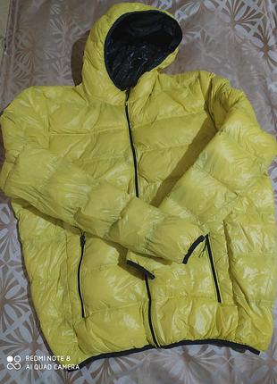 Мужской пуховик ярко желтого цвета с гаполнителем 90% утиного пуха.размер 2xl-3xl. состояние нового