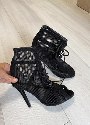 Взуття танцювальне high heels