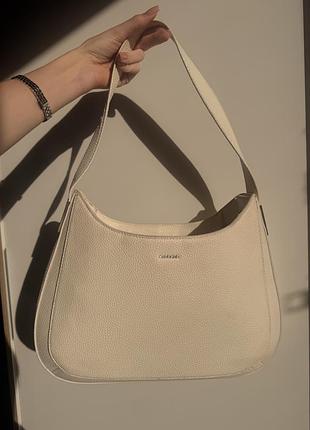 Біла сумка хобо calvin klein
