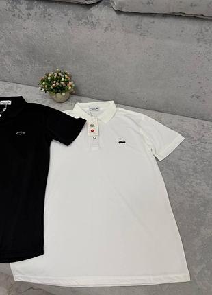 Мужская футболка lacoste — стильная базовая модель с классическим воротником и застежкой на пуговицы. фирменный логотип доступна в черном и белом цвет