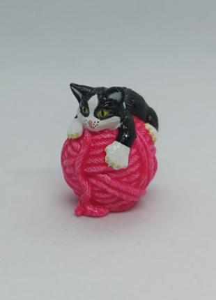 Котик на клубку kinder 2001