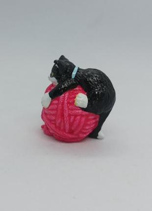 Котик на клубку kinder 2001 2