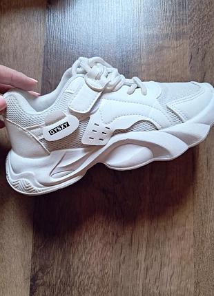 Спортивные белые кроссовки