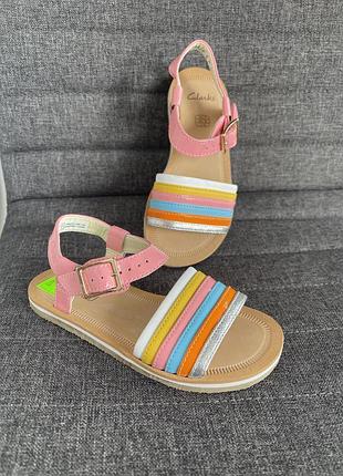 Оригінальні сандалі clarks