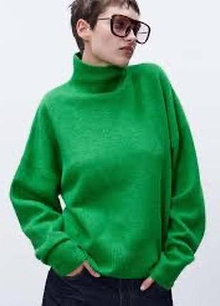 Яскраво-зелений жіночий светр оверсайз від бренду zara.