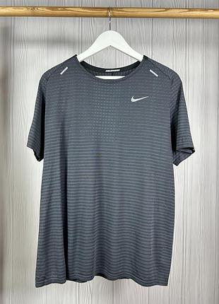 Nike running dri fit шикарна спортивна футболка з гарним дизайном для бігу розмір l