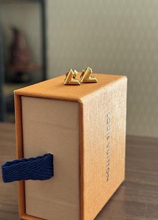 Louis vuitton essential v stud earrings