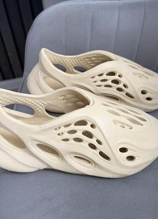 Кроксы сланцы adidas yeezy foam runner
