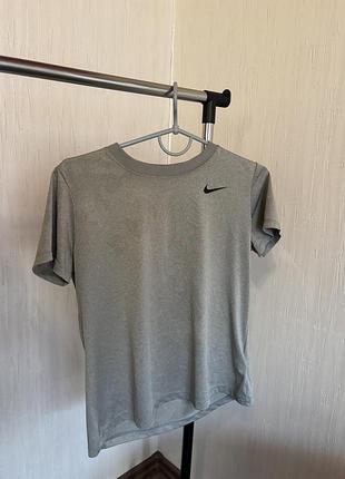 Спортивна жіноча футболка nike