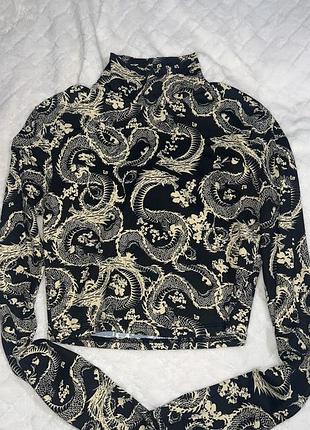 Чорний укорочений лонгслів гольф bershka з драконами, m (новий)